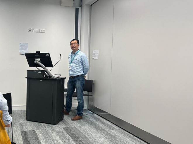 Steve Ooi (researcher) presenting the dilatometer